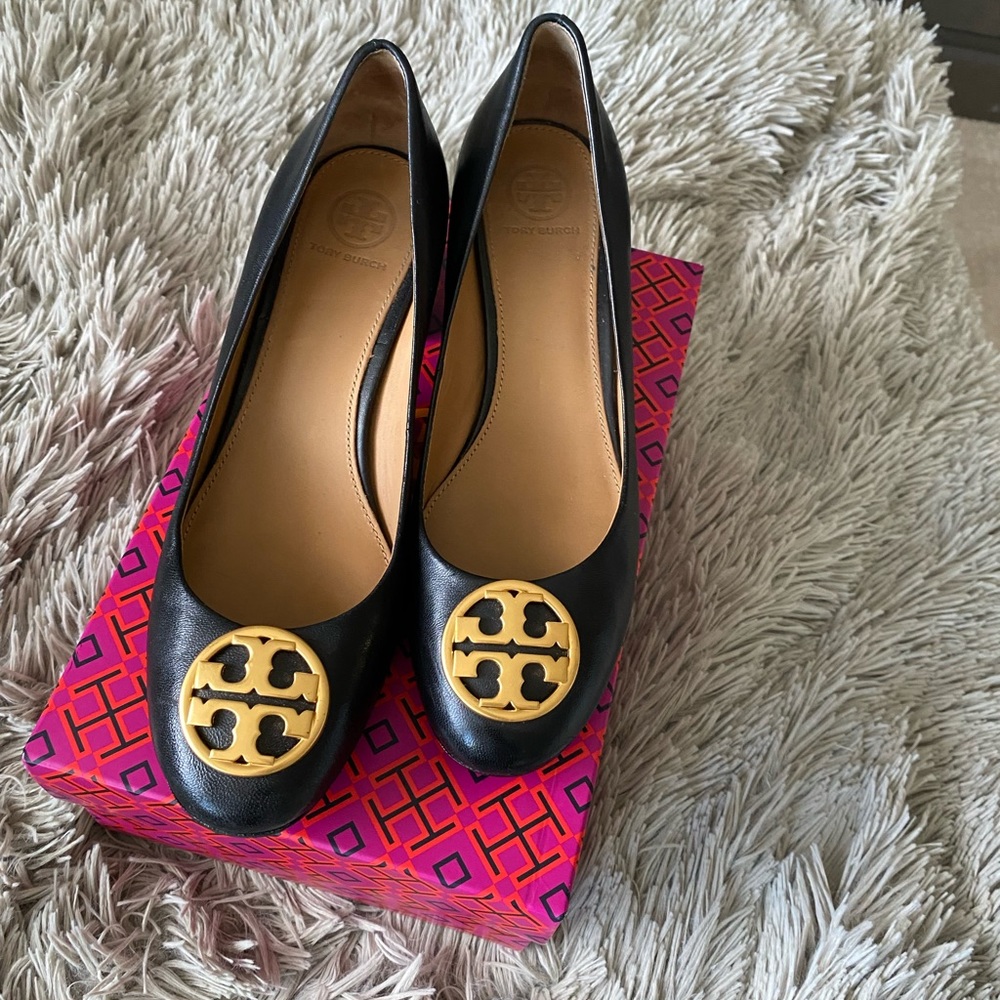 Tory Burch Logo Pump
